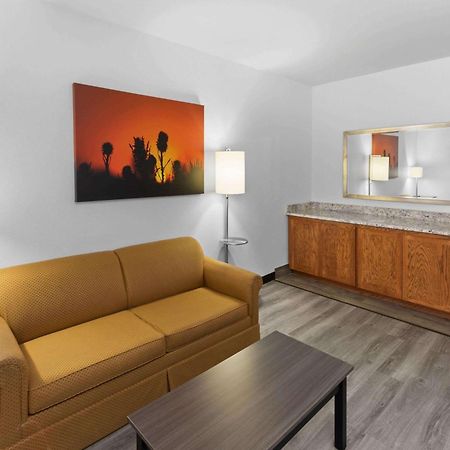 Days Inn & Suites By Wyndham Lubbock Medical Center Exterior foto