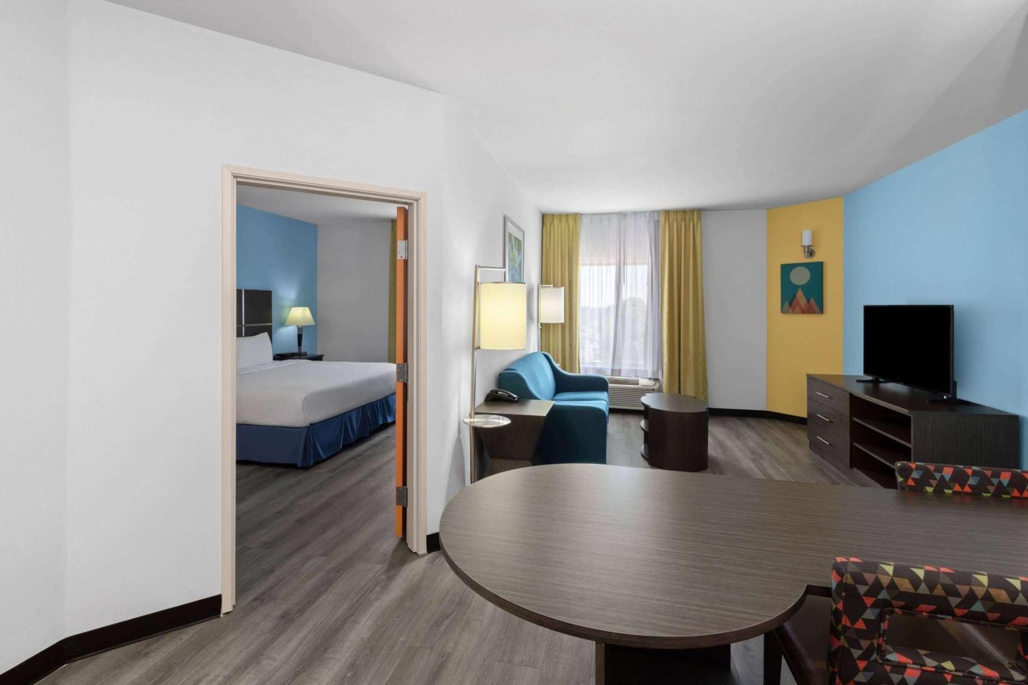 Days Inn & Suites By Wyndham Lubbock Medical Center Exterior foto