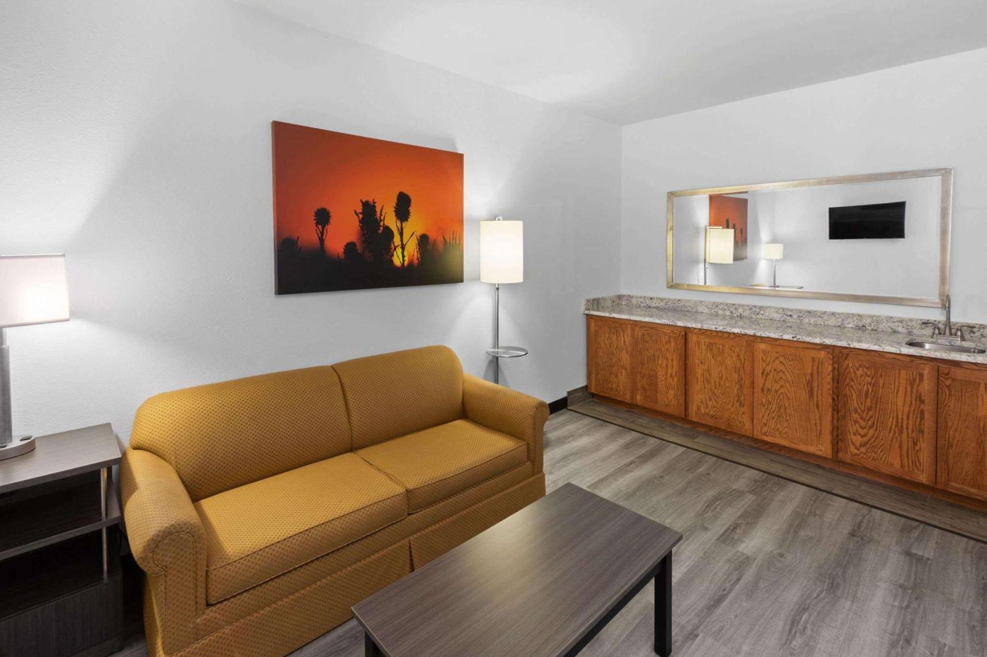 Days Inn & Suites By Wyndham Lubbock Medical Center Exterior foto