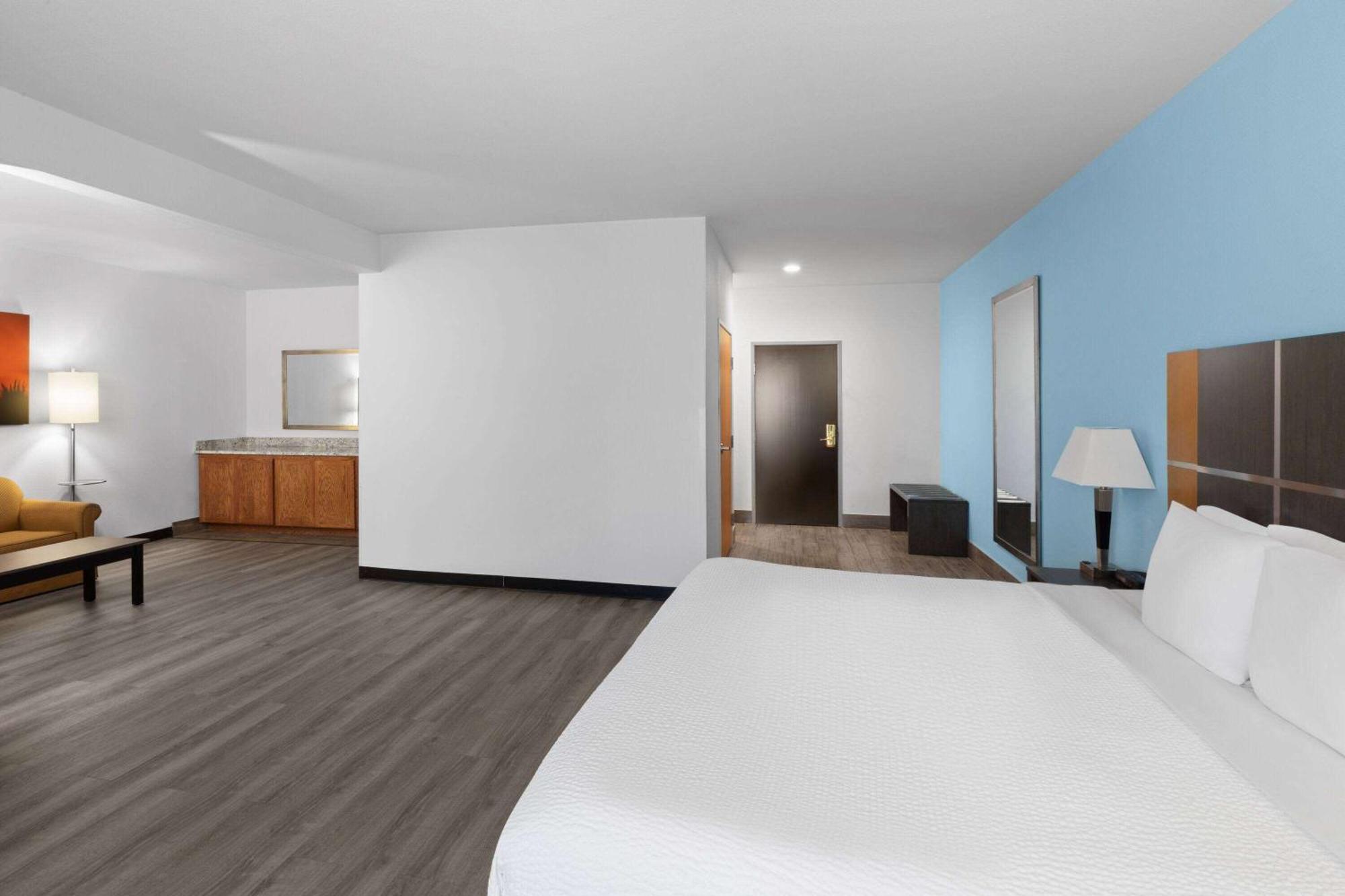 Days Inn & Suites By Wyndham Lubbock Medical Center Exterior foto