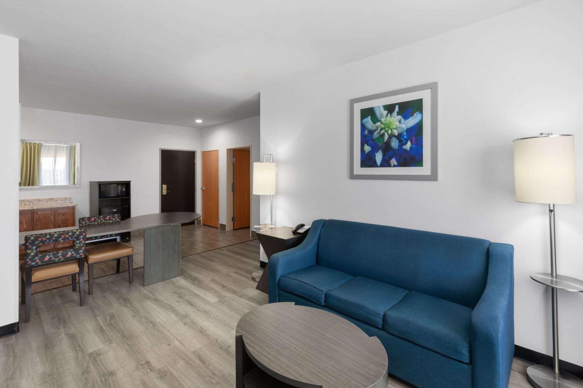 Days Inn & Suites By Wyndham Lubbock Medical Center Exterior foto