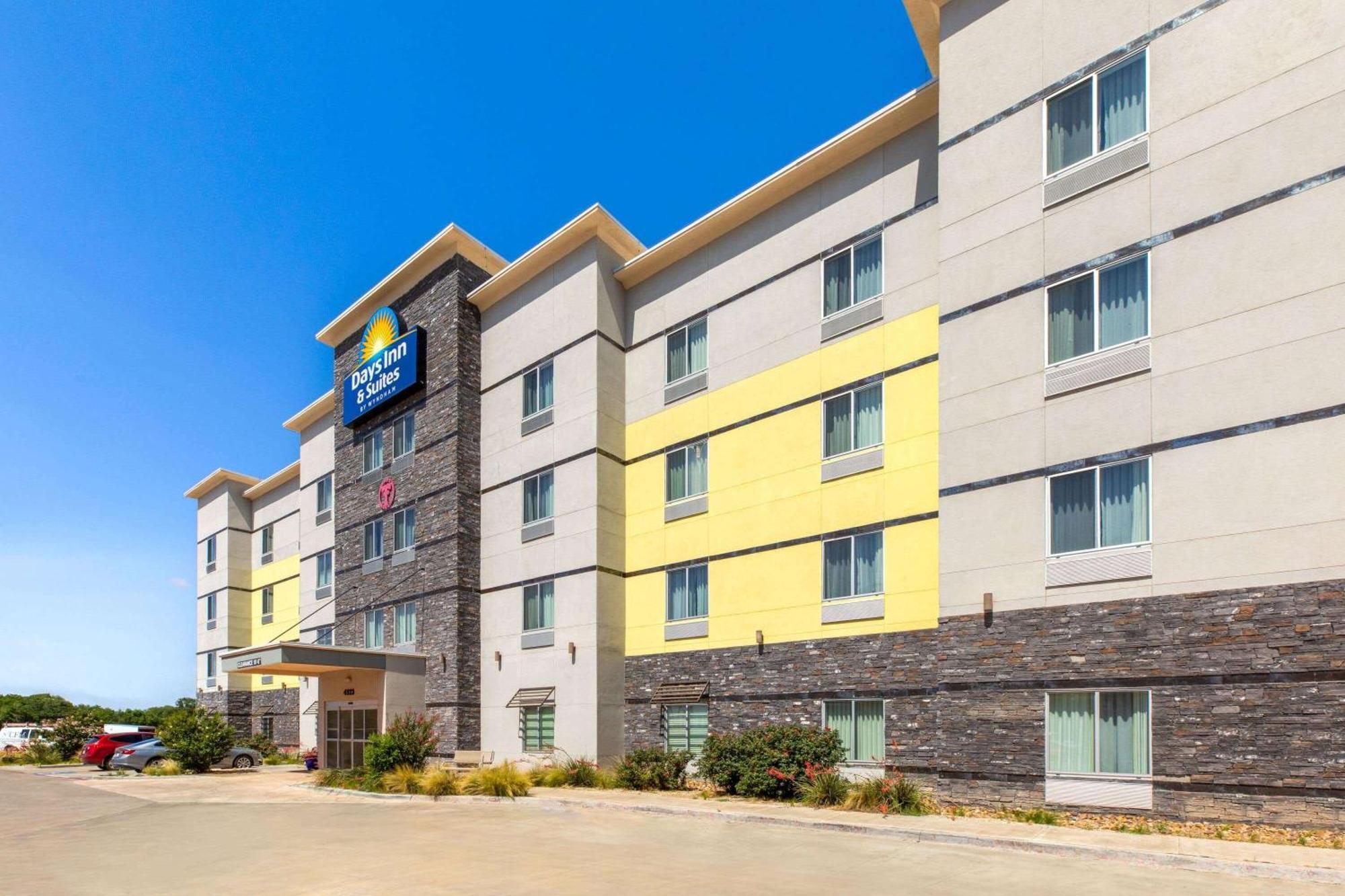 Days Inn & Suites By Wyndham Lubbock Medical Center Exterior foto