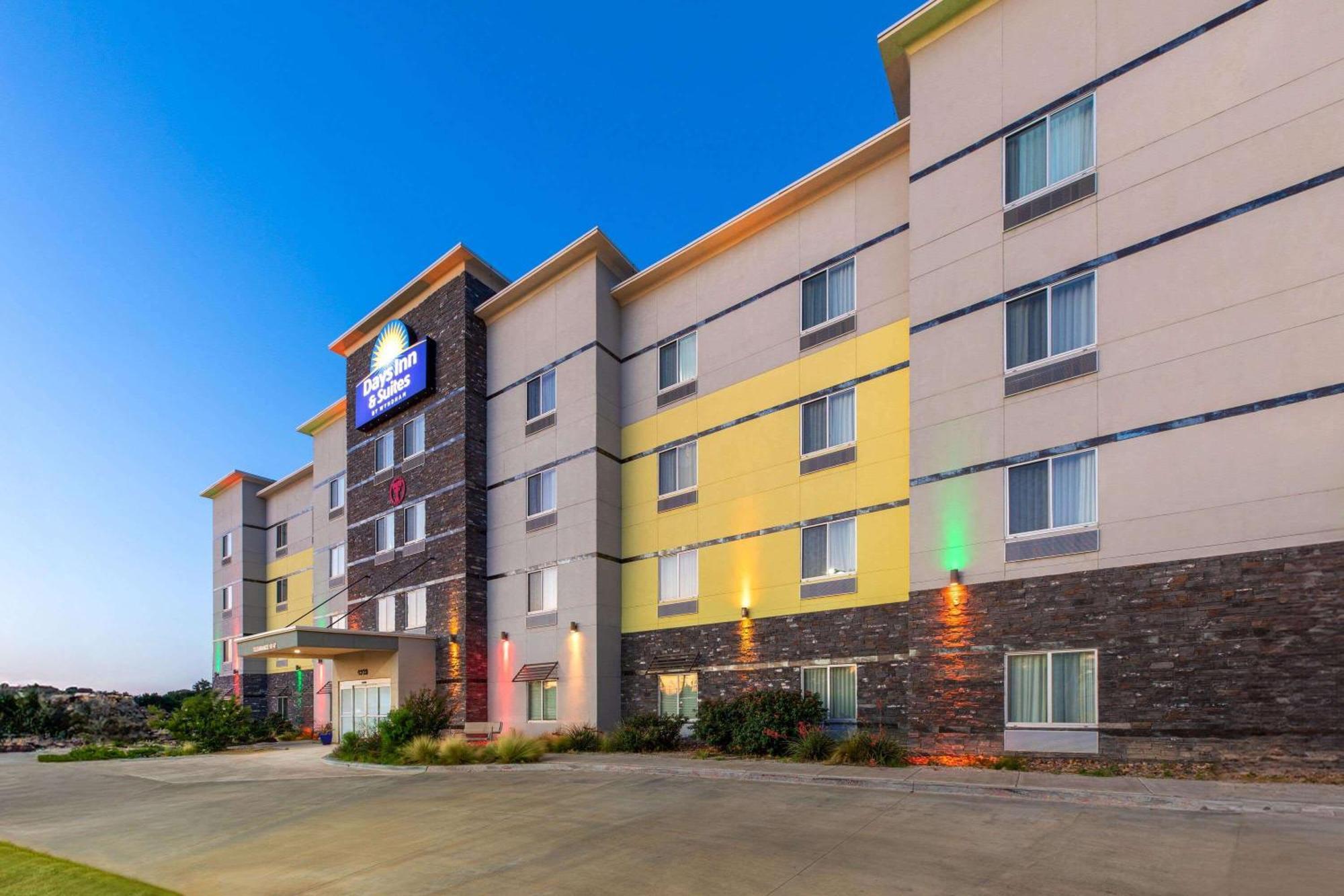 Days Inn & Suites By Wyndham Lubbock Medical Center Exterior foto