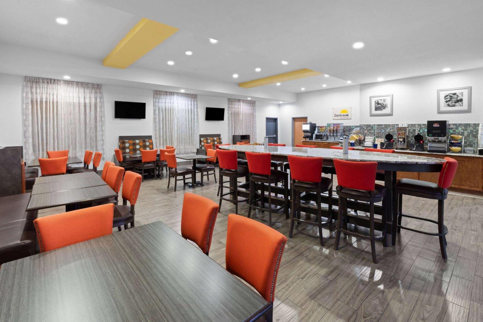 Days Inn & Suites By Wyndham Lubbock Medical Center Exterior foto